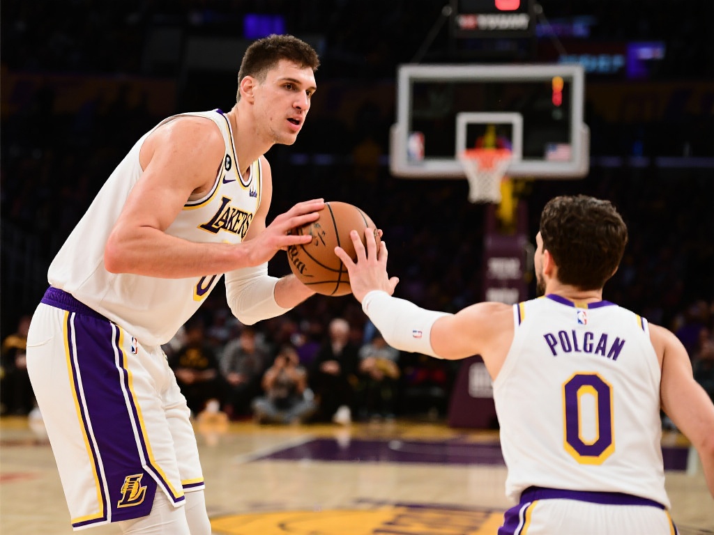 祖巴茨妙传波格丹三分命中,全面表现惊艳全场 总的来说,祖巴茨的一次手递手掩护助攻不仅